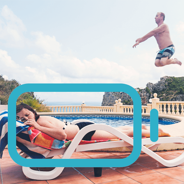 Frau schläft am Pool, Mann springt in den Pool