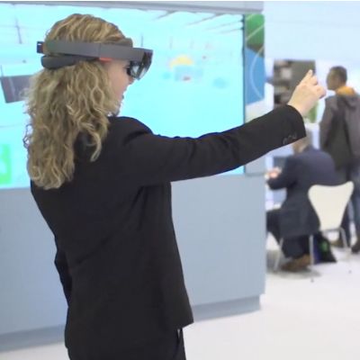 Frau testet VR Brille