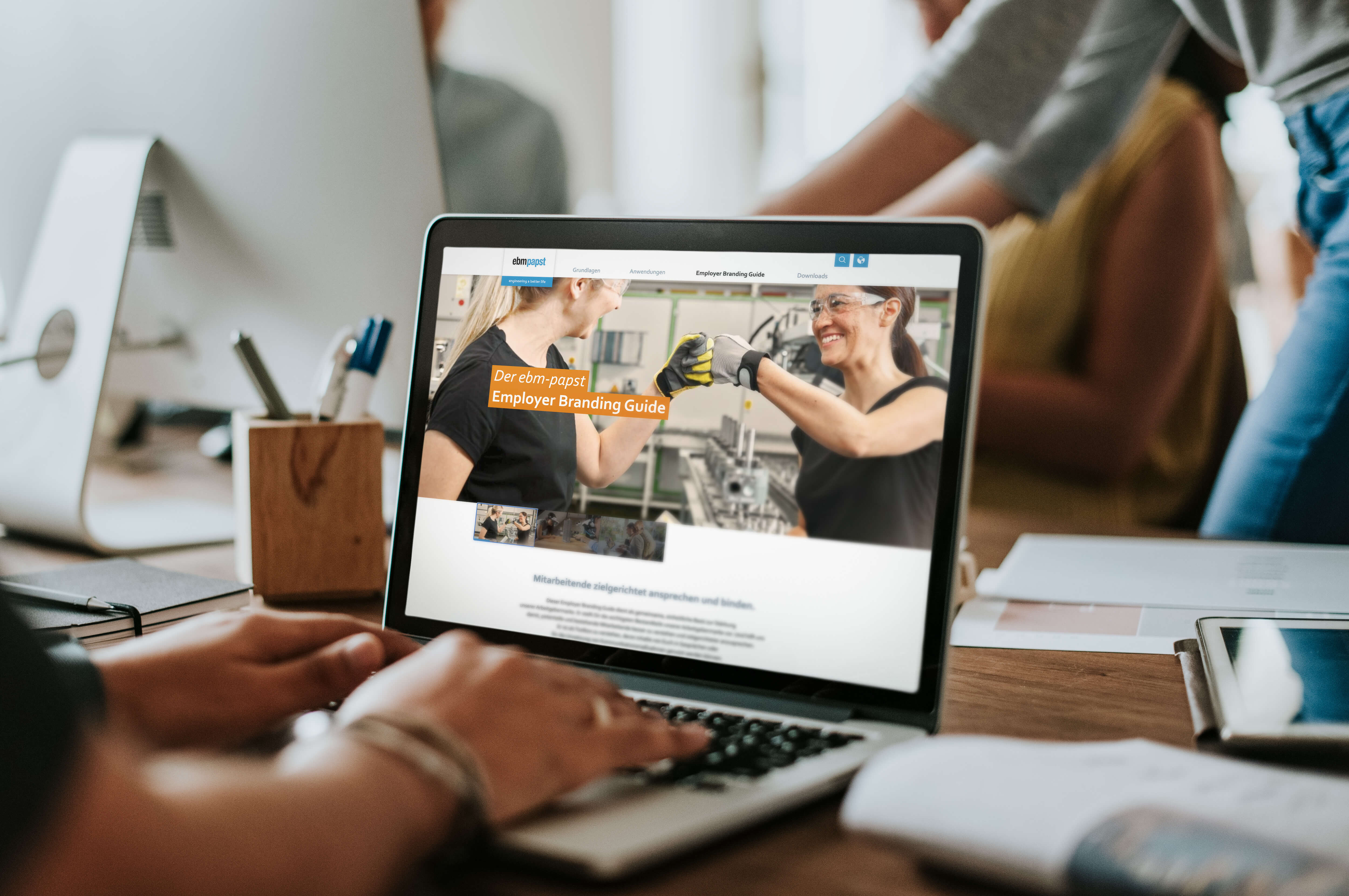 Mensch schaut Employer Branding Guide auf Laptop an